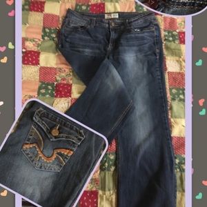 Great pair of jeans. Cute detail on pockets